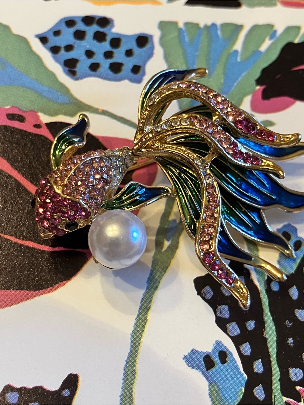 Pink Cubic Zirconia stone koi fish set in plated gold tone 2” brooch. - Picture 5 of 12